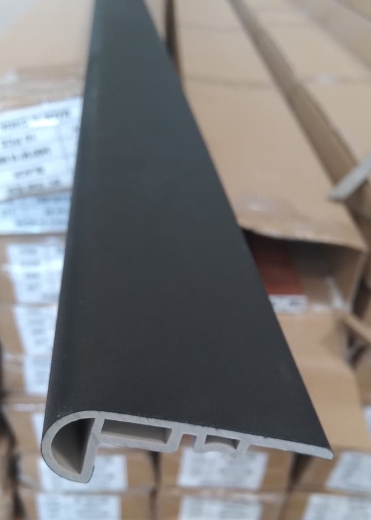 [SPC-06] PERFIL P/GRADA NEGRO (BLACK) 2400*55*18MM P/SPC (STAIR NOSE)